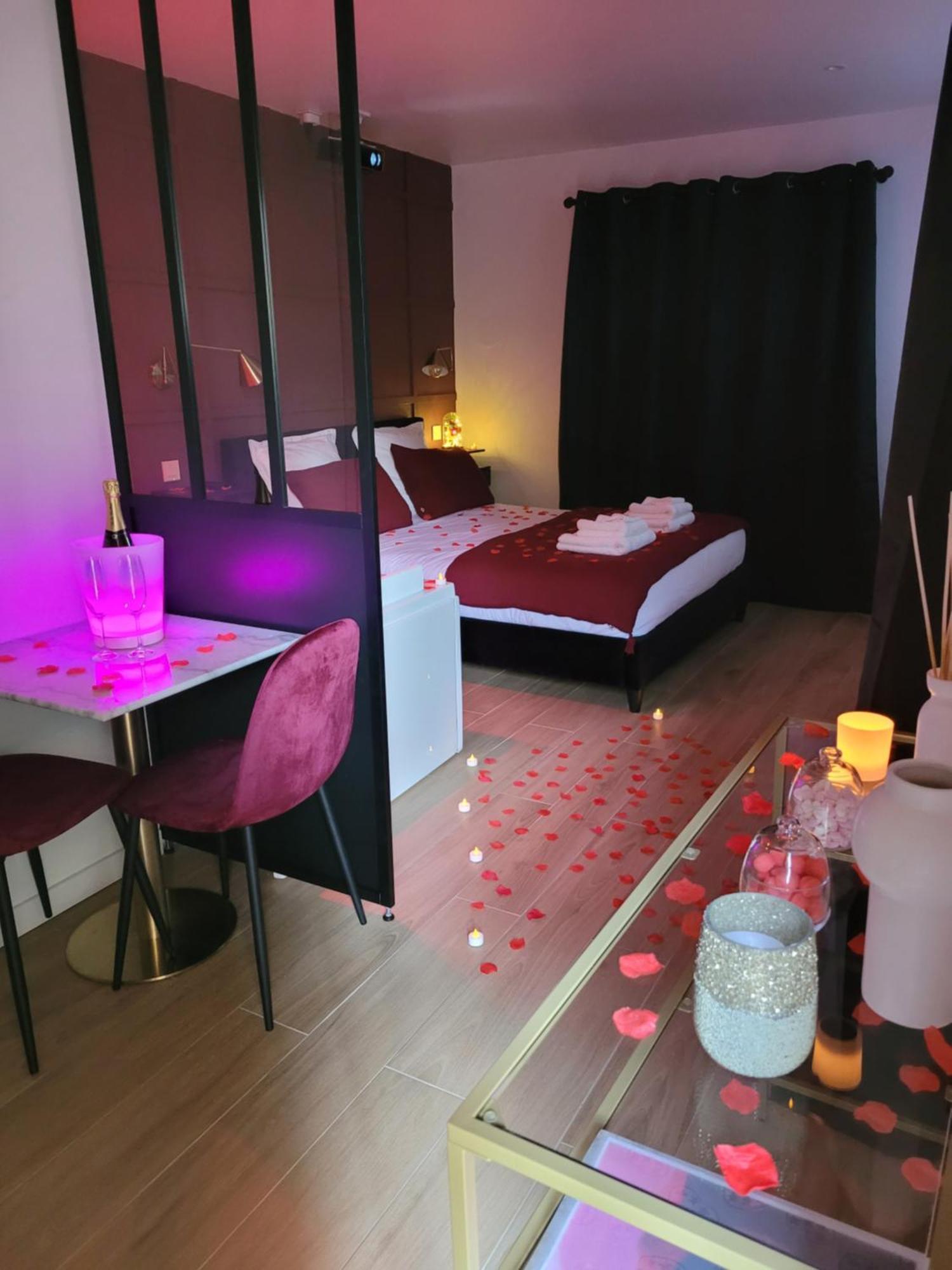 Nuit D'Evasion Love Room Avec Baignoire Balneotherapie Toulon Ngoại thất bức ảnh